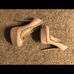 Super sexy pink suede pumps with chain detail